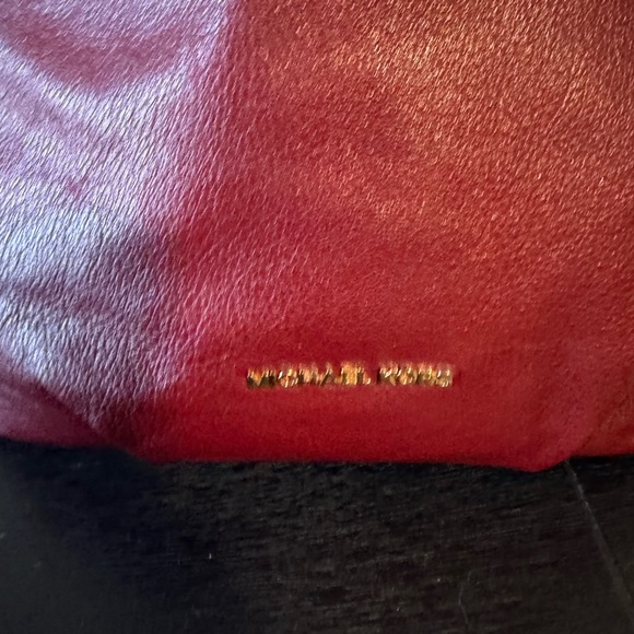 EUC Michael Kors Vanessa medium leather shoulder tote bag in a burgundy - Picture 5 of 17